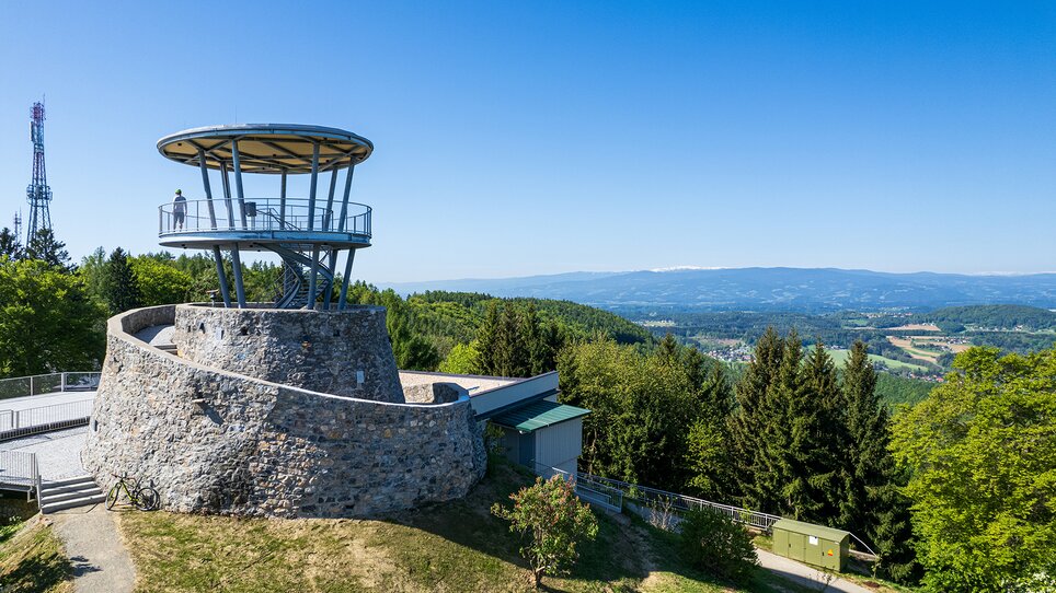 Viewpoint tower on a mountain with panoramic views over Graz. | © Markus Kaiser