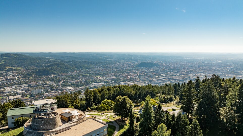 Blick über Graz vom Fürstenstand mit klarer Sicht und grünen Wäldern. | © Graz Tourismus - Mias Photoart