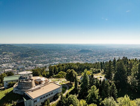 Blick über Graz vom Fürstenstand mit klarer Sicht und grünen Wäldern. | © Graz Tourismus - Mias Photoart