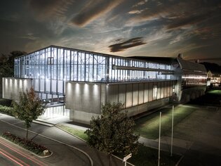 Exterior view of the Helmut List Hall in Graz at night. | © Helmut List Halle