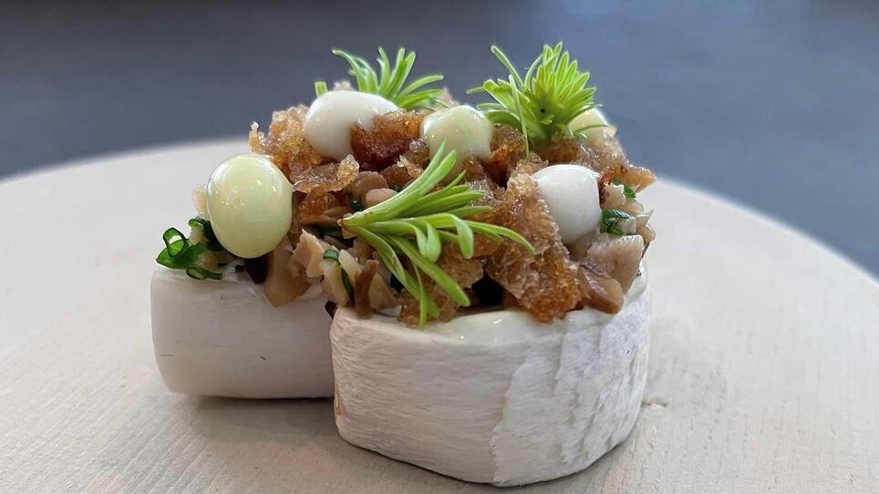 Un piatto creativamente presentato con delicatezze. | © Gerüchteküche