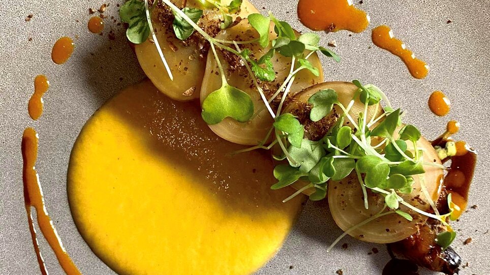 Un piatto splendidamente impiattato su un piatto elegante. | © Gerüchteküche