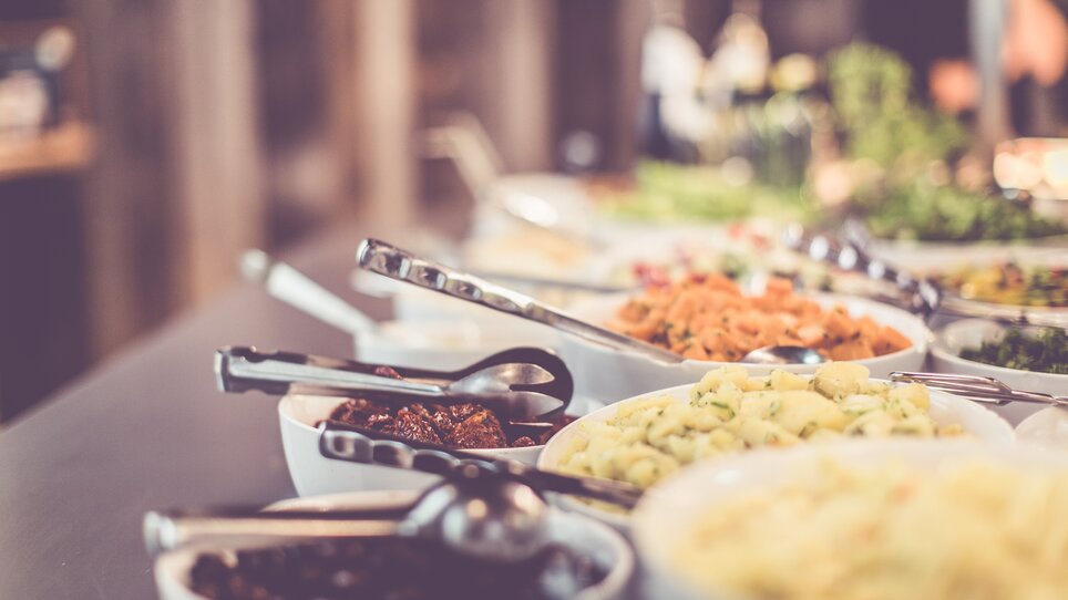 Selezione varia di piatti e contorni in ciotole. | © Lupi Spuma