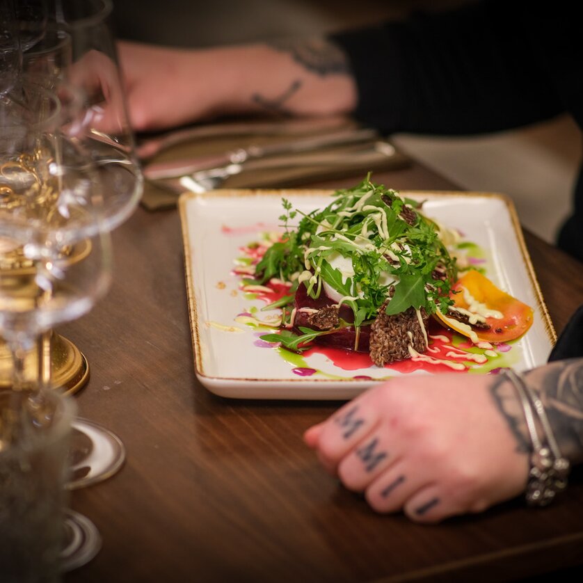 Glockenspielkeller I Eat & Drink in Graz | © Glockenspielkeller A creatively arranged plate with fresh ingredients. | © Glockenspielkeller