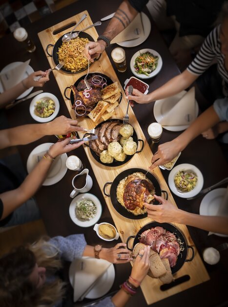 Leckeres Essen und Getränke mit Freunden im Restaurant Glöckl Bräu in Graz. | © Glöckl Bräu