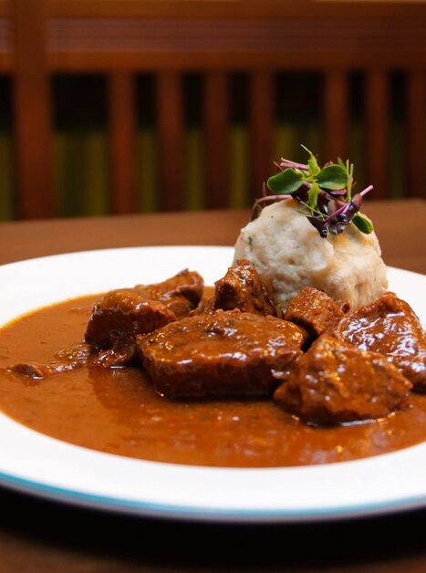 Delicious dish with meat and side, beautifully presented. | © Glöckl Bräu