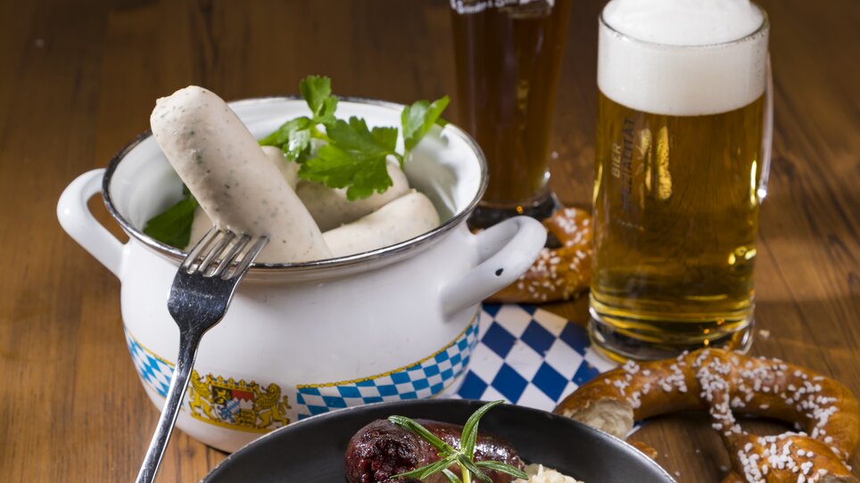 Beer, sausages, and pretzels on a table at Glöckl Bräu. | © Glöckl Bräu