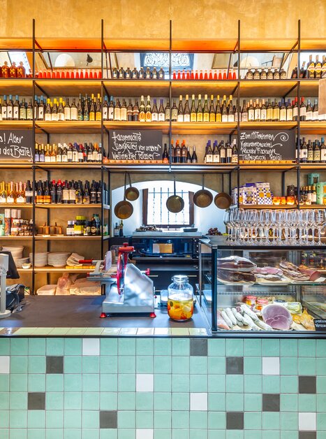 Ein moderner Gastronomiebereich mit einer umfangreichen Auswahl an Getränken und Speisen. | © Paul Stajan