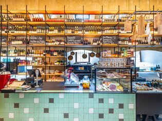 Ein moderner Gastronomiebereich mit einer umfangreichen Auswahl an Getränken und Speisen. | © Paul Stajan