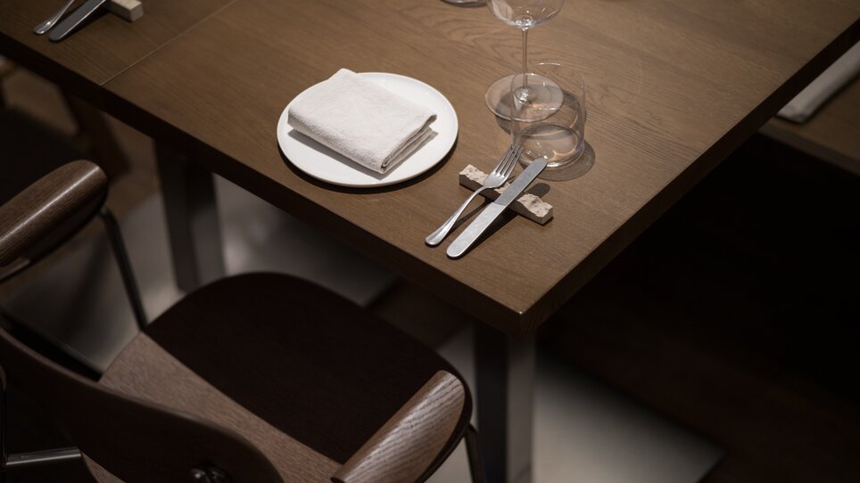 Impostazione della tavola al KABUFF Bistro con posate e bicchiere. | © Kabuff