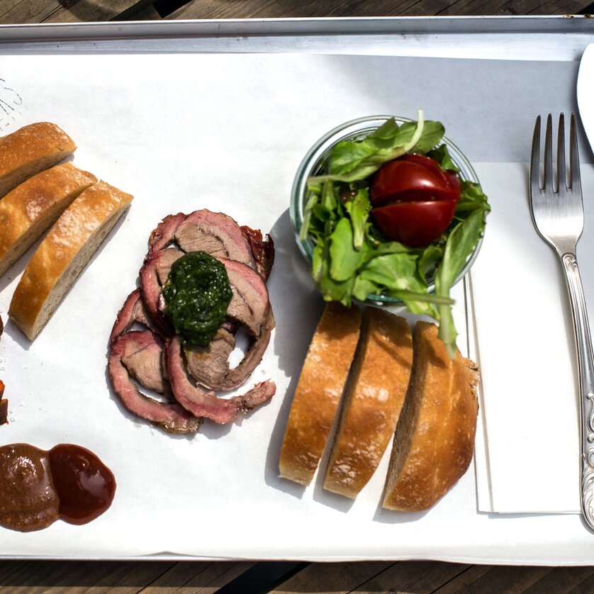 Ein Teller mit geräuchertem Fleisch, Brot und Salat bei Kaisers in Graz. | © Kaisers Smoked BBQ