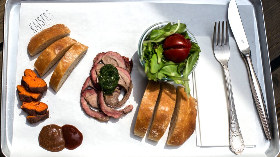 Ein Teller mit geräuchertem Fleisch, Brot und Salat bei Kaisers in Graz. | © Kaisers Smoked BBQ