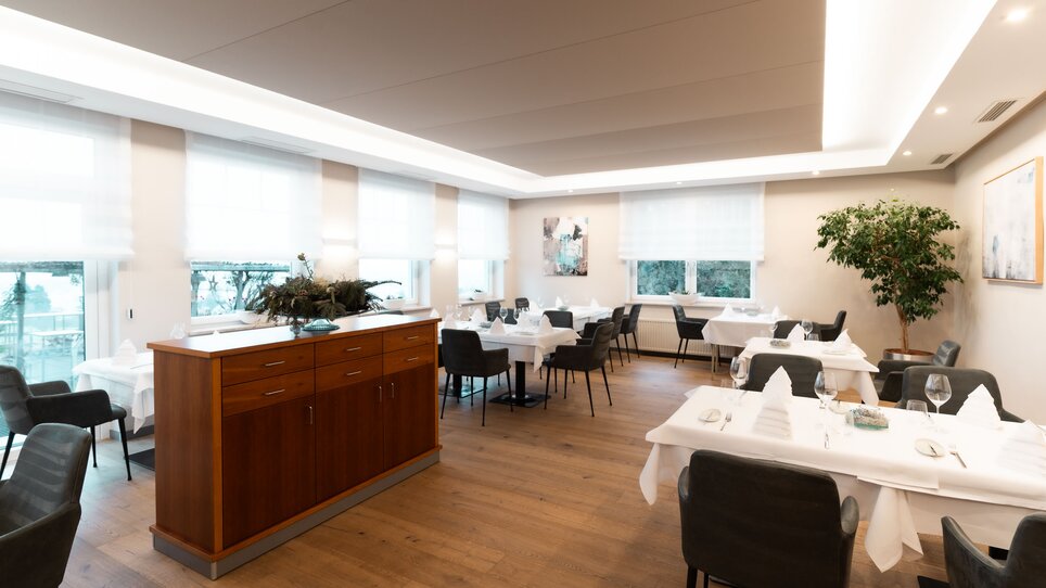 Elegantes Restaurant mit Tischen und Fenstern in Graz. | © Studio-Lou - Lukas Elsneg