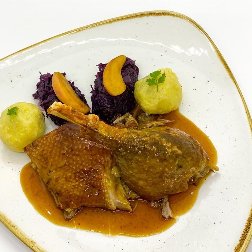 Ein Teller mit einem Martiniganserl, Rotkraut und Knödeln im Gasthaus Kehlberghof in Graz. | © Kehlberghof