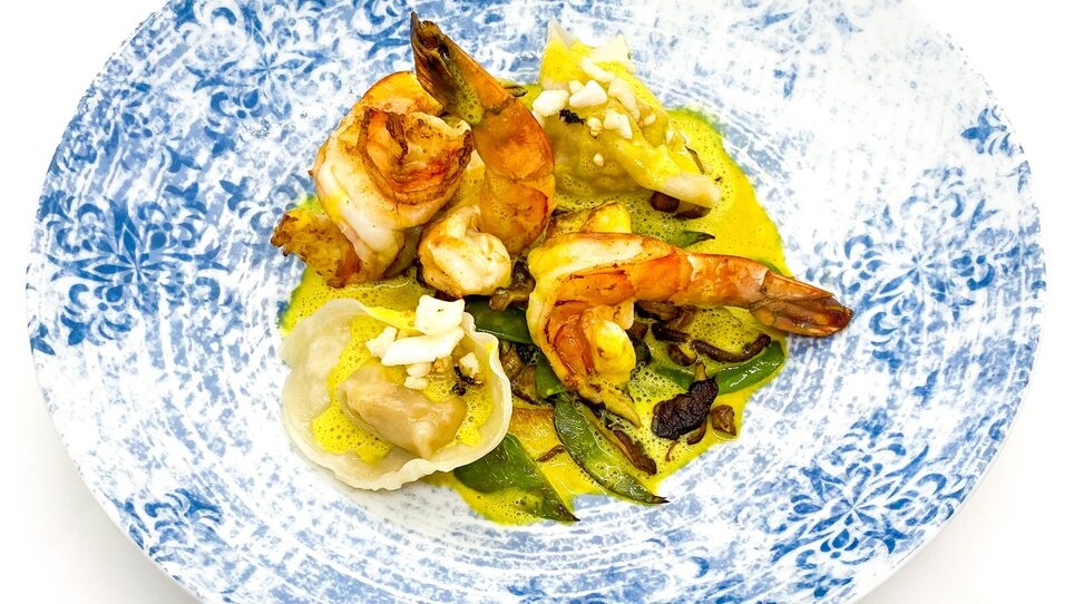 Un piatto splendidamente presentato con gamberi e ravioli. | © Kehlberghof