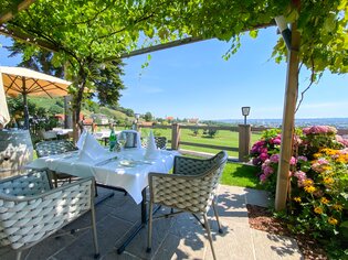 Cozy terrace of the inn with a view of Graz. | © Kehlberghof