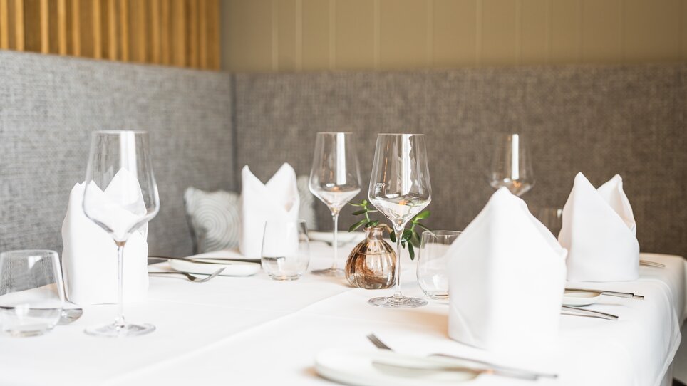 Elegante Tischdekoration mit Gläsern und Servietten im Gasthaus. | © Kehlberghof
