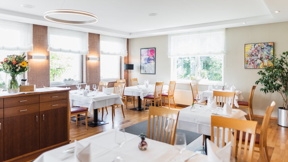 Das Gasthaus Kehlberghof mit eleganter Einrichtung, Tischen und Blumen. | © Kehlberghof