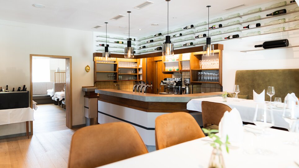 Modern eingerichtetes Restaurant mit Bar und Sitzplätzen. | © Kehlberghof