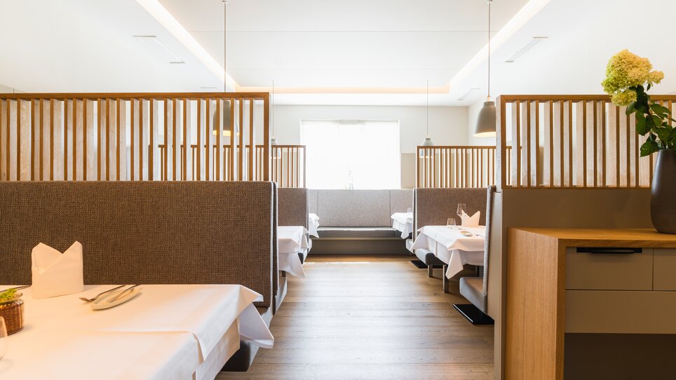 Elegantes Restaurantinterieur mit Holzelementen und Tischen. | © Kehlberghof