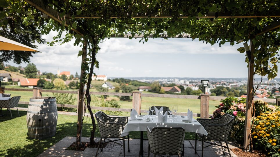 Ein Restaurant unter Weinreben mit Blick auf Graz. | © Kehlberghof