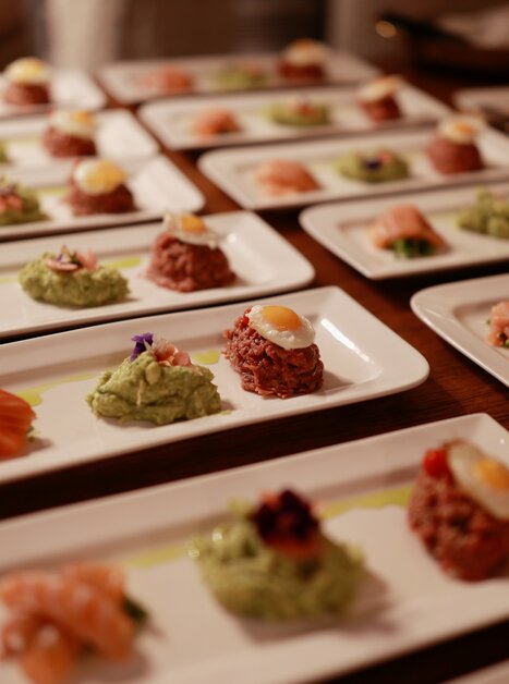 Elegante Teller mit hochwertigem Vorspeisen, darunter Lachs und verschiedene Aufstriche. | © Makinson Media