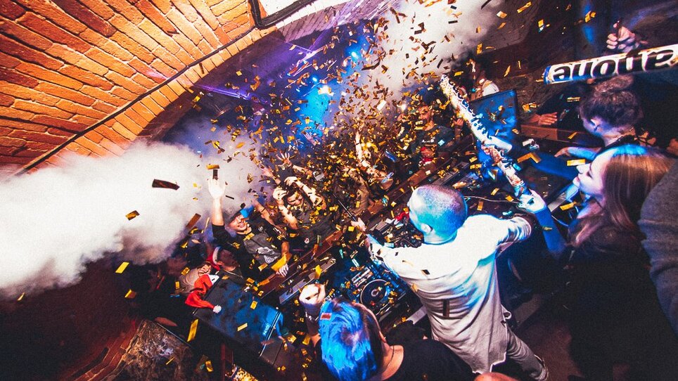 Feiernde Menschen im Kottulinsky, Konfetti und Lichter.