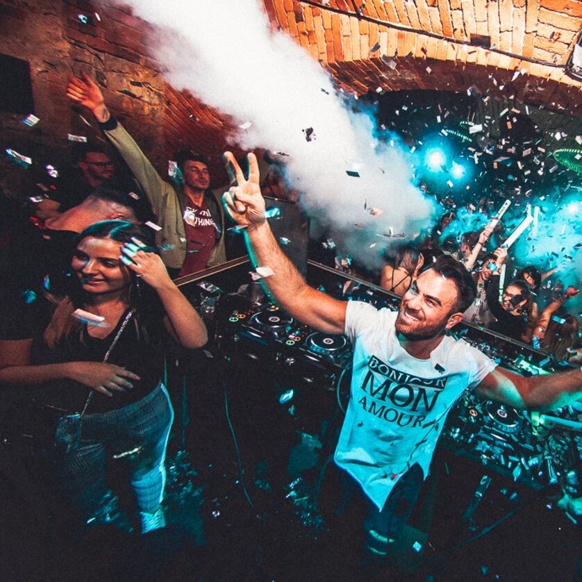 DJ Performance im Kottulinsky Club mit Feiernden und Konfetti.