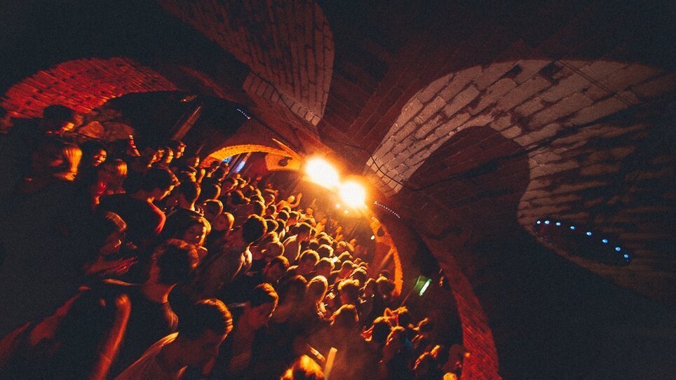 Voller Club im Kottulinsky mit tanzenden Menschen und stimmungsvollem Licht.