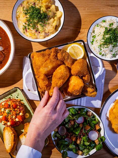 A selection of various dishes on a table. | © Kreuzwirt am Rosenberg in Graz