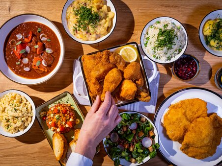 A selection of various dishes on a table. | © Kreuzwirt am Rosenberg in Graz
