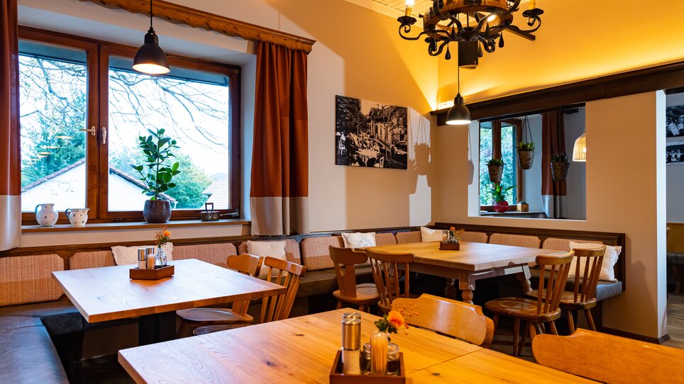 Gemütliches Restaurantinterieur mit Tischen und Stühlen. | © Kreuzwirt am Rosenberg in Graz