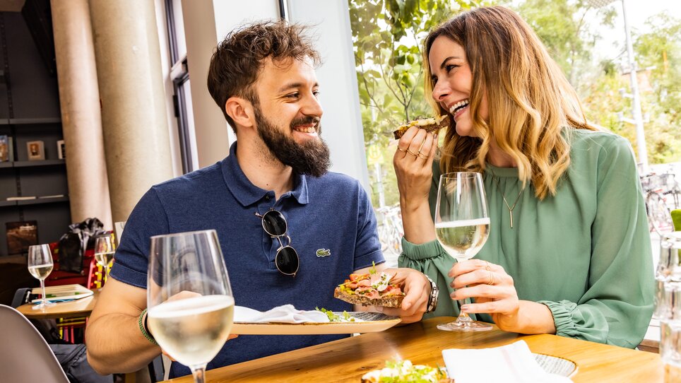Coppia che gode di cibo e bevande al Kunsthauscafé di Graz. | © Graz Tourismus - Werner Krug