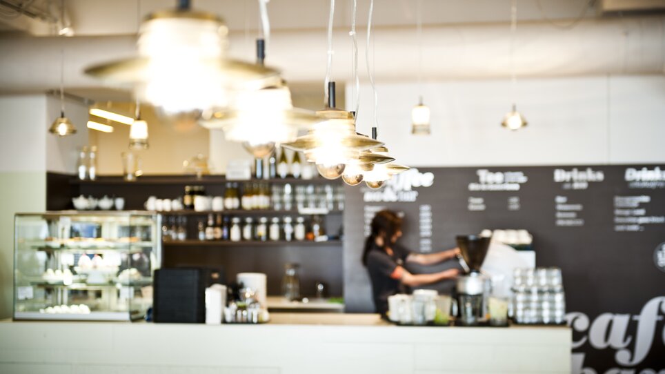 Moderne Café-Atmosphäre mit Barista im Fokus. | © Mangolds