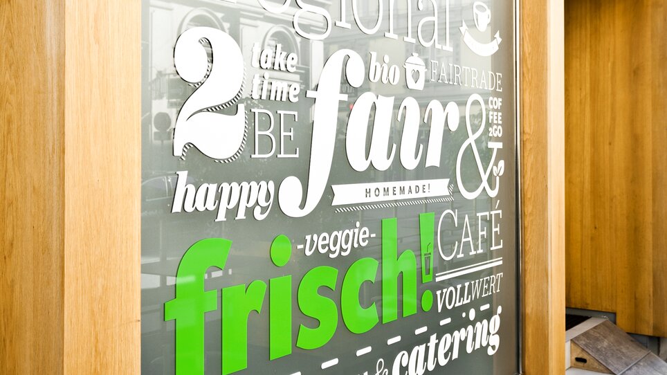 Fensterbeschriftung mit regionalen und veganen Optionen bei Mangolds in Graz. | © Mangolds (4a)
