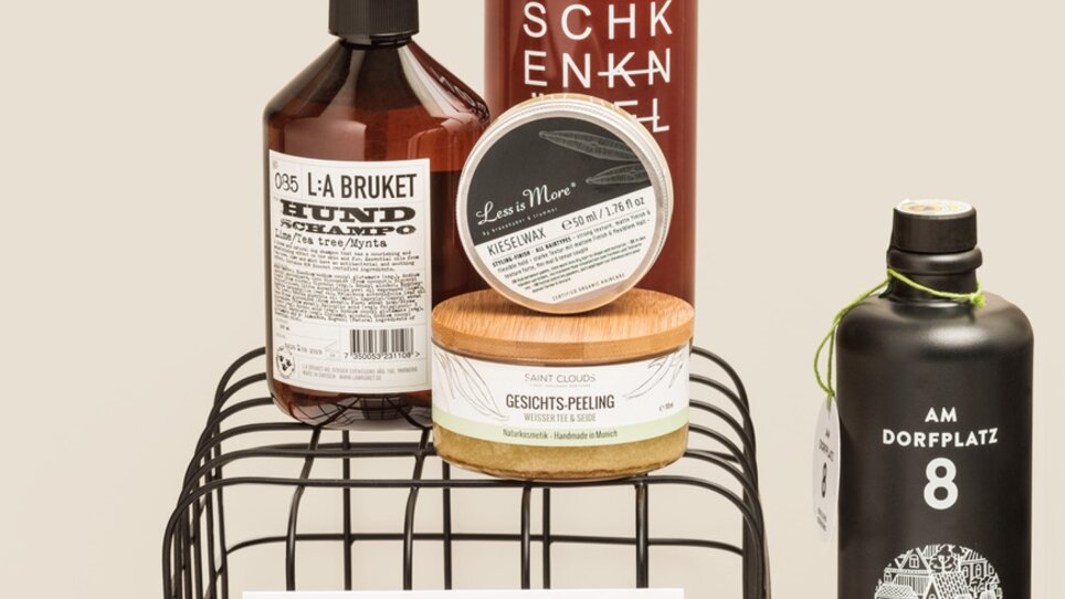 Verschiedene Beauty-Produkte mit einem Grußkartentext. | © Lumikki Photography - Johanna Bauer