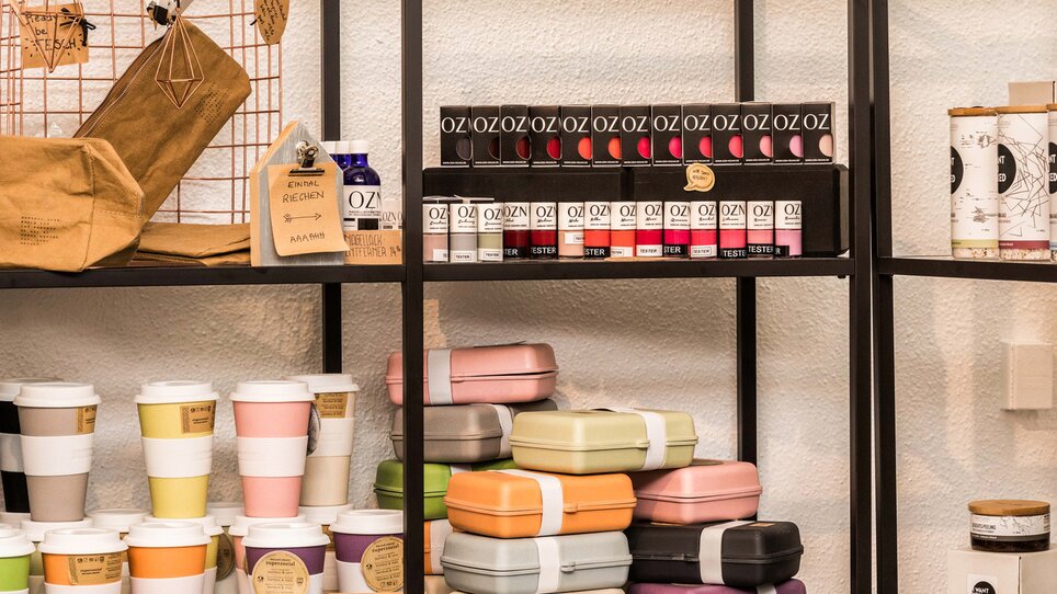 Regal mit wiederverwendbaren Behältern und Kosmetikartikeln. | © Lumikki Photography - Johanna Bauer