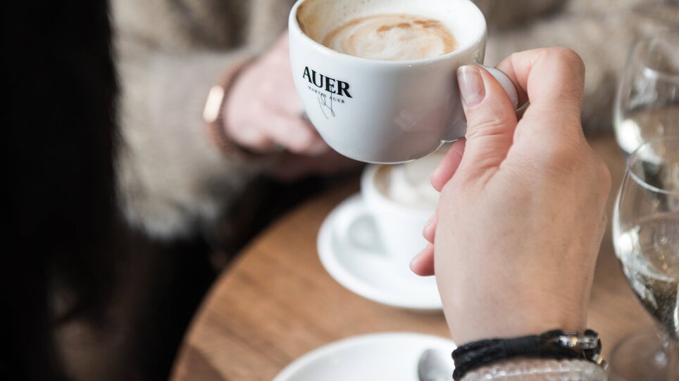 A cup of coffee is being served in a café in Graz. | © Martin Auer 