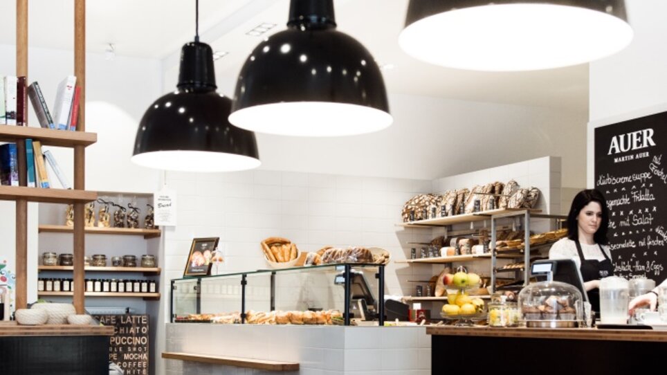 Gemütliches Café mit einem Kinder-Bereich mit Spielzeug und Backwaren in einer Vitrine. | © Martin Auer 