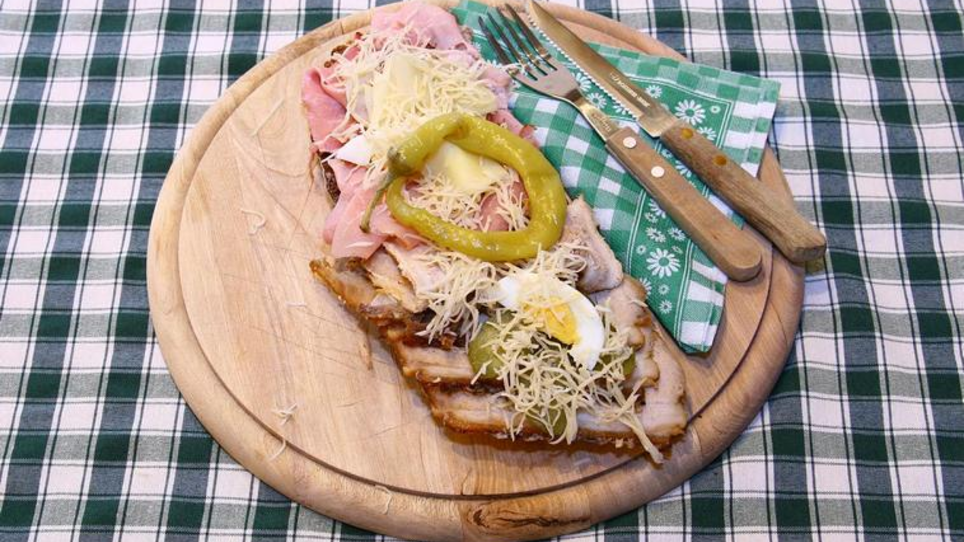 A wooden board with a ham sandwich with horseradish and egg. | © Murheuriger