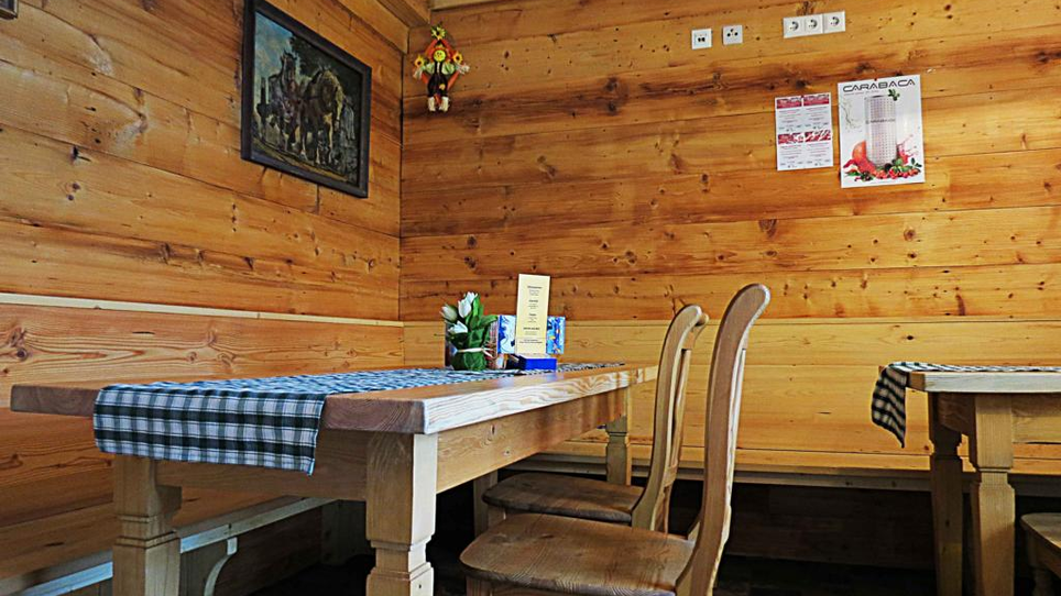 Cozy interior of a heuriger with wooden paneling. | © Murheuriger