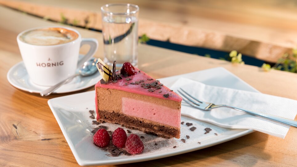 Ein Stück Torte mit Himbeeren und einem Espresso auf einem Tisch. | © Harry Schiffer