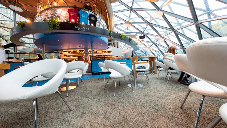 Moderne Café-Atmosphäre auf der Murinsel mit elegantem Design. | © Harry Schiffer