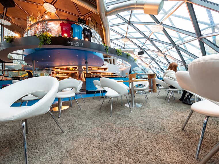 Moderne Café-Atmosphäre auf der Murinsel mit elegantem Design. | © Harry Schiffer