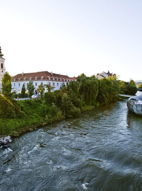 The Murinsel in Graz with the Mur river and city view. | © Steiermark Tourismus - ikarus