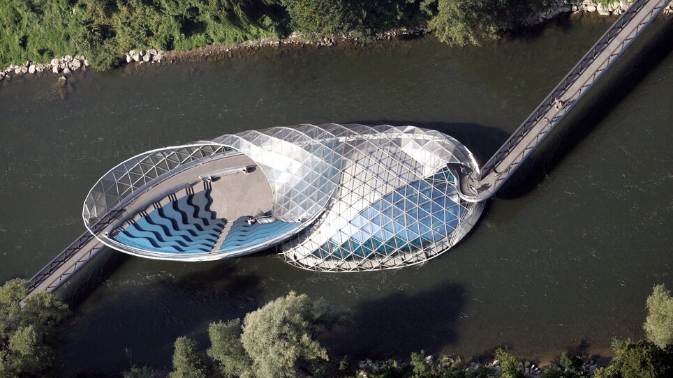 Moderne Murinsel mit Blick auf die Mur in Graz, strukturierte Architektur. | © Graz Tourismus - GEPA