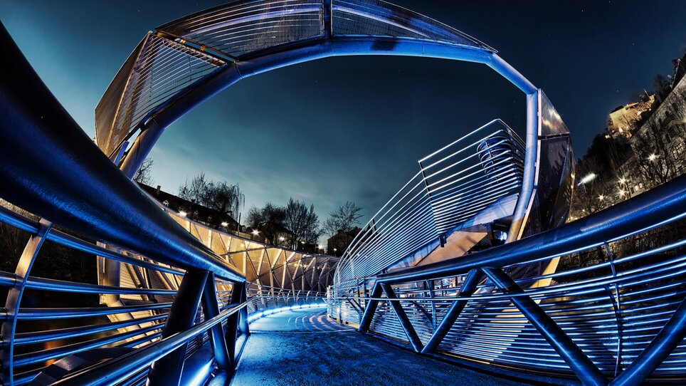 Beleuchtete Murinsel in Graz bei Nacht, moderne Architektur. | © Graz Tourismus - Nicolas Galani