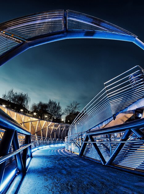 Illuminated Murinsel in Graz at night, modern architecture. | © Graz Tourismus - Nicolas Galani