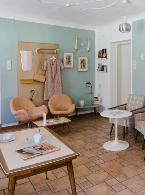 Cozy café interior with retro furniture and decorations. | © Omas Teekanne