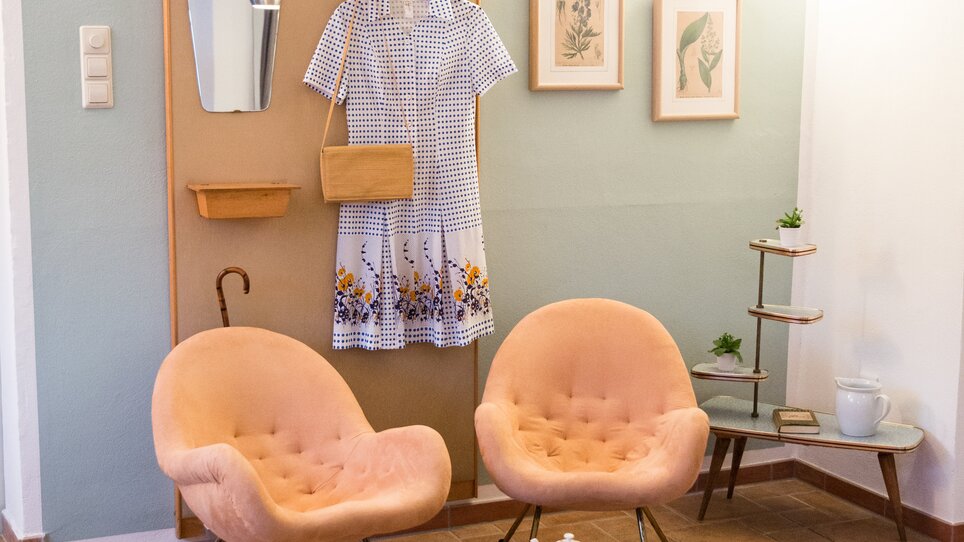 Gemütlicher Cafébereich mit Sitzgelegenheiten und Dekoration. | © Omas Teekanne